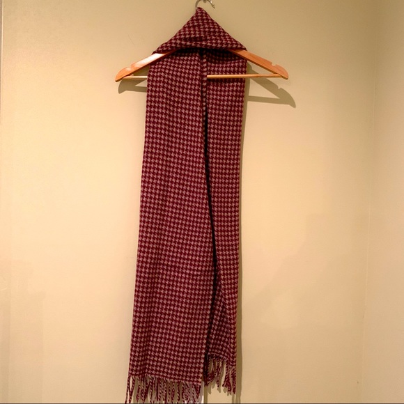 NWT Sezane Seraphine Scarf in Burgundy Houndstooth - Picture 2 of 3